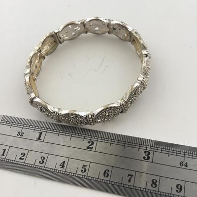 Silver tone stretchy fashion bracelet