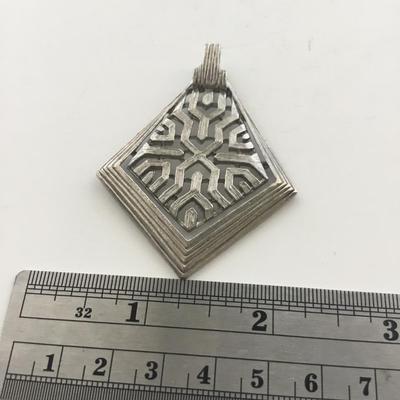 Silver tone unmarked fashion necklace pendant