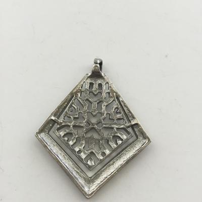 Silver tone unmarked fashion necklace pendant