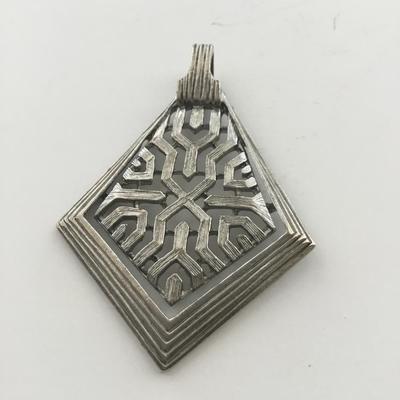 Silver tone unmarked fashion necklace pendant