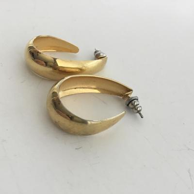 Gold tone fashion earrings