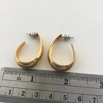 Gold tone fashion earrings