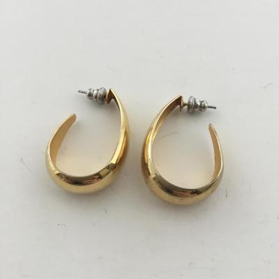 Gold tone fashion earrings
