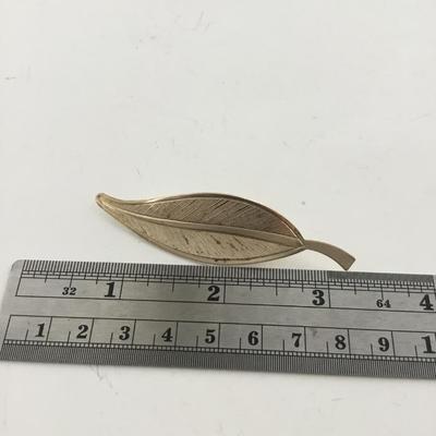 Gold tone vintage leaf pin