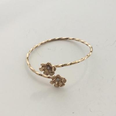 Gold tone flower fashion bracelet