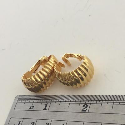 Gold tone unmarked clip on earrings vintage