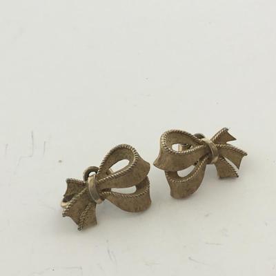 Trifari marked clip on fashion vintage earrings