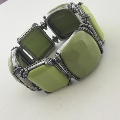 Green stretchy fashion bracelet