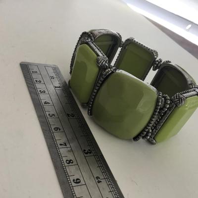Green stretchy fashion bracelet