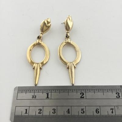 Gold tone unmarked dangle earrings