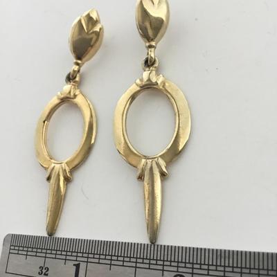 Gold tone unmarked dangle earrings