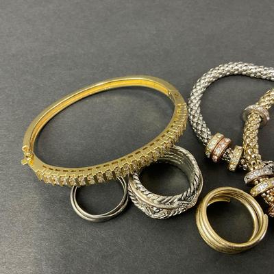 -83- COSTUME | Assortment Of Rings & Bracelets