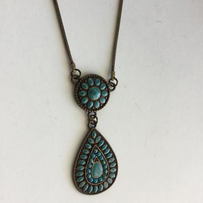 Claire’s fashion blue necklace