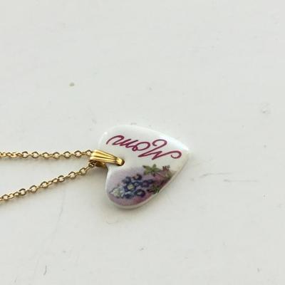 Unmarked gold tone mom necklace