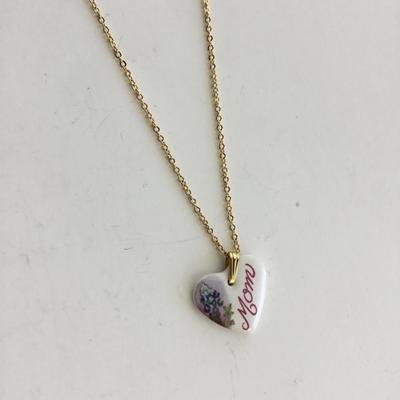 Unmarked gold tone mom necklace