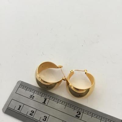 Gold tone hoop earrings