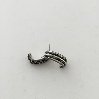 Unmarked small fashion earrings