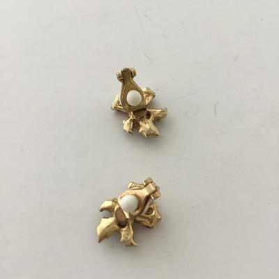 Gold tone vintage clip on earrings