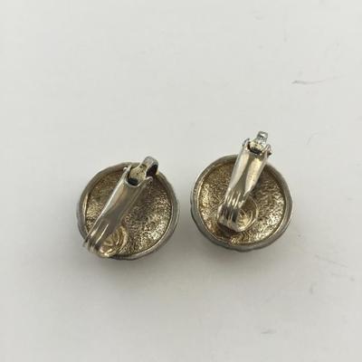 Gold tone vintage clip on earrings