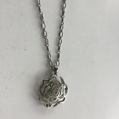 M marked beautiful silver tome flower necklace