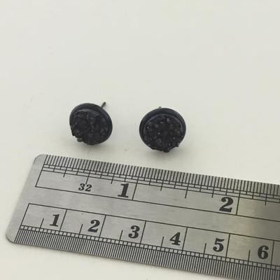 Black beautiful stud fashion earrings