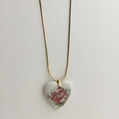 Gold tone heart fashion necklace