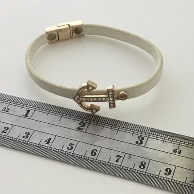 White unmarked anchor bracelet