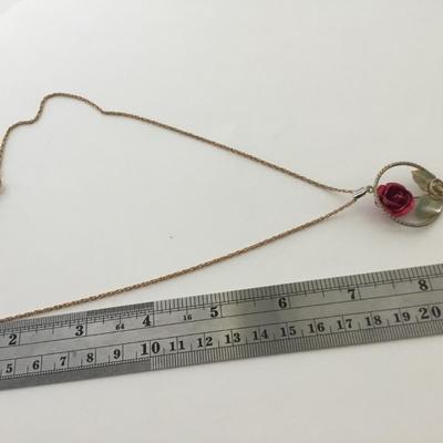 Gold tone rose fashion necklace