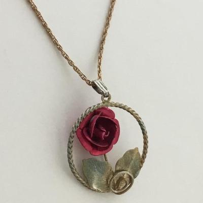 Gold tone rose fashion necklace