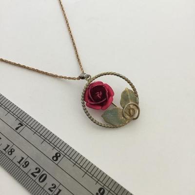 Gold tone rose fashion necklace