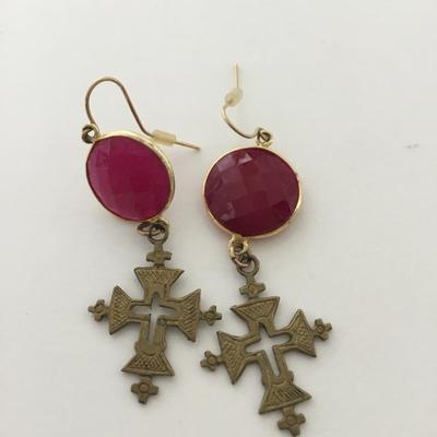 Gold tone pink center dangle fashion earrings