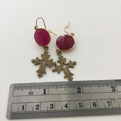 Gold tone pink center dangle fashion earrings