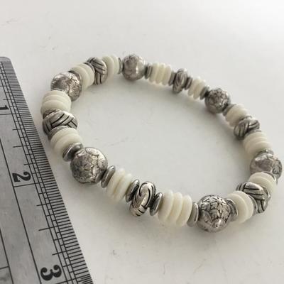 White beaded stretchy fashion bracelet