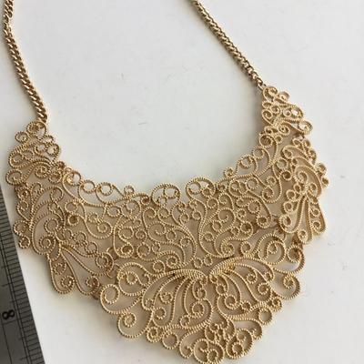 Gold tone fashion beautiful necklace