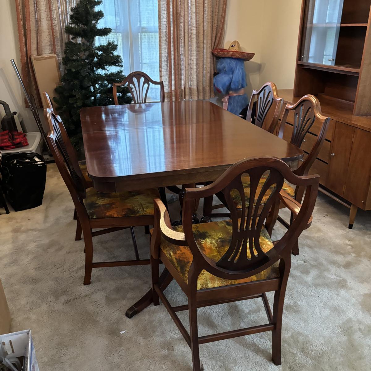 LOT 251: Dining Table and Chairs (6) | EstateSales.org