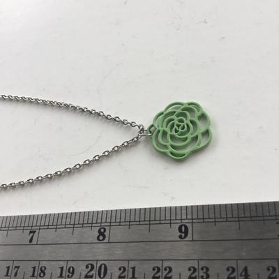Silver tone green flower fashion necklace