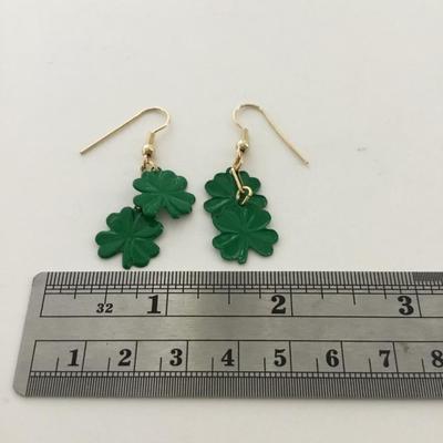 Gold tone green shammerok fashion earrings