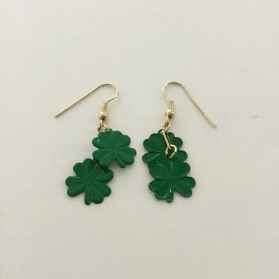 Gold tone green shammerok fashion earrings