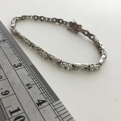 Beautiful unmarked vintage clasp fashion bracelet