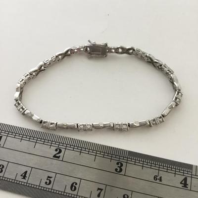 Beautiful unmarked vintage clasp fashion bracelet