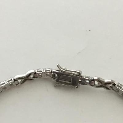 Beautiful unmarked vintage clasp fashion bracelet