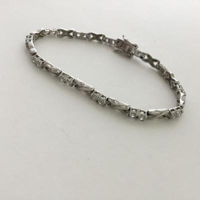 Beautiful unmarked vintage clasp fashion bracelet