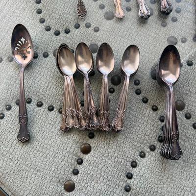 Silverplates Silverware set