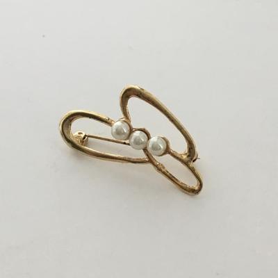Gold tone unmarked vintage pin