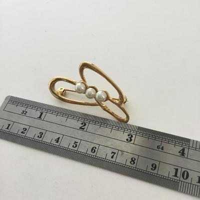 Gold tone unmarked vintage pin