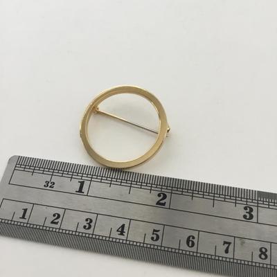 Gold tone fashion pin round
