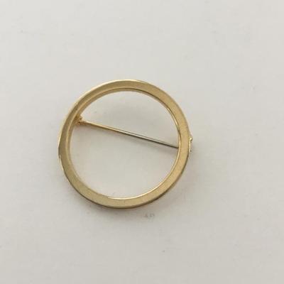 Gold tone fashion pin round