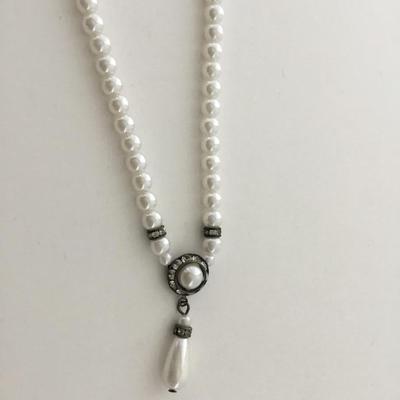 Pearl type beaded fashion necklace