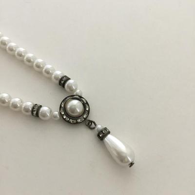 Pearl type beaded fashion necklace