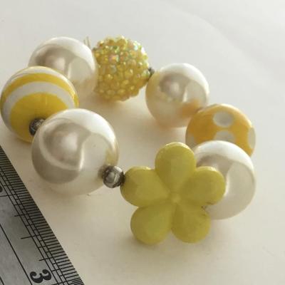 Yellow white stretchy beaded bracelet